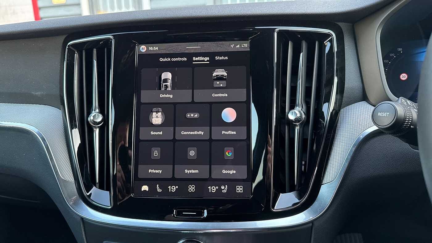 Volvo V60 T8 Ultra, AWD Plug-in hybrid, Electric/Petrol, Dark