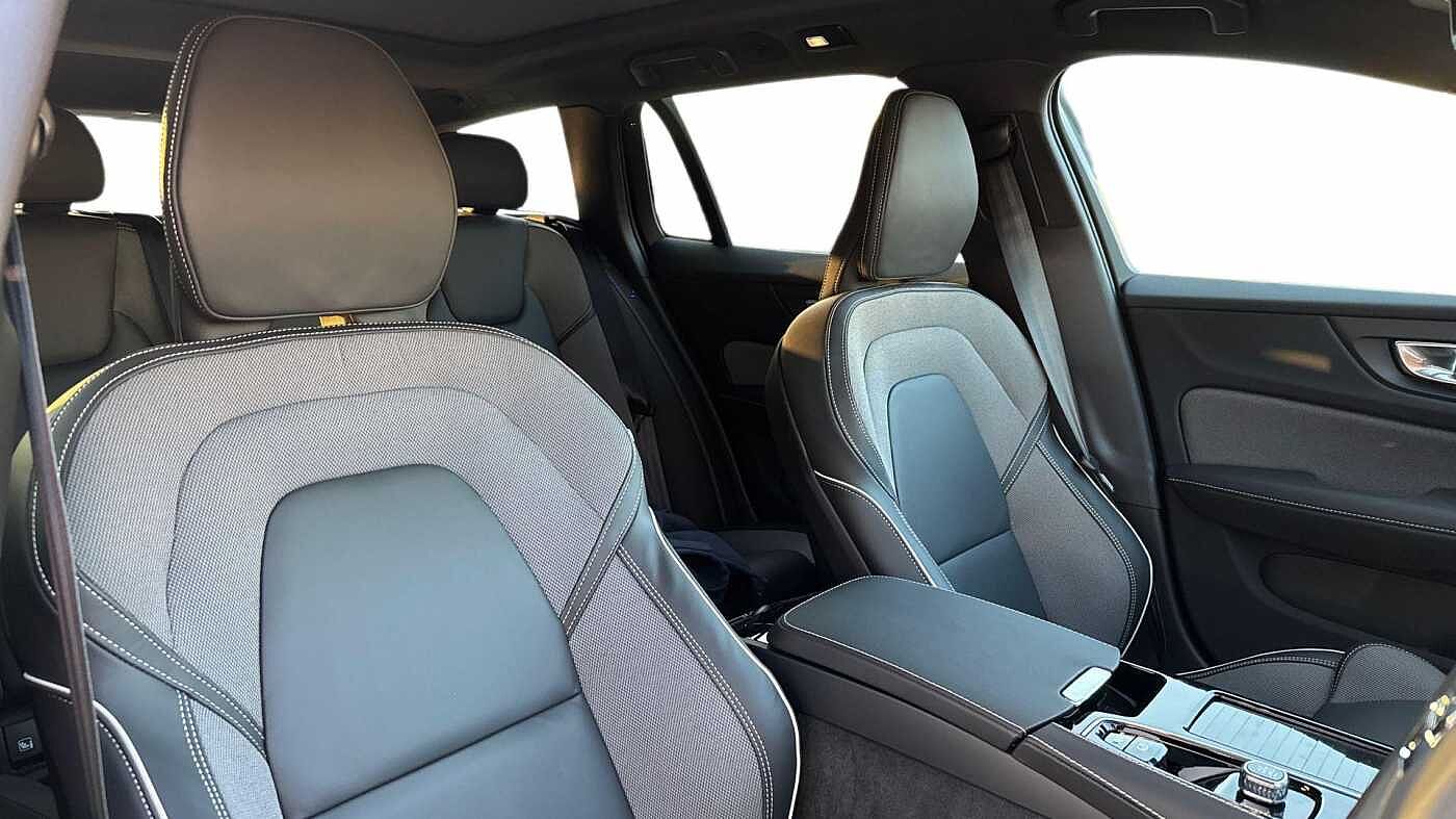 Volvo V60 T8 Ultra, AWD Plug-in hybrid, Electric/Petrol, Dark