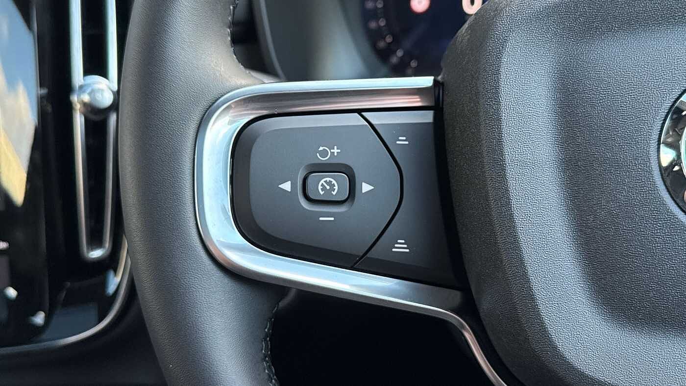 Volvo XC40 B3 Ultra, Mild hybrid, Petrol, Dark