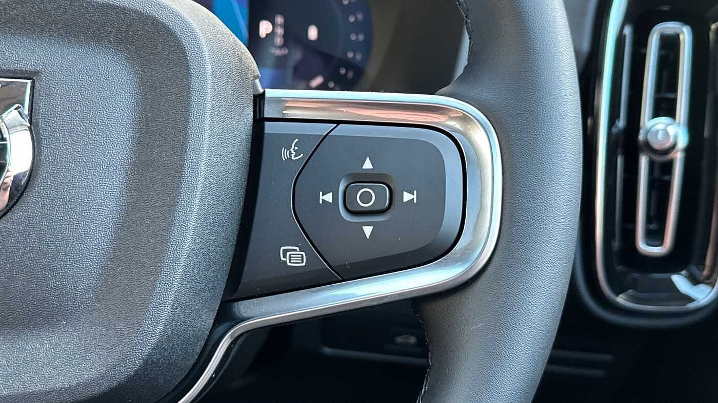 Volvo XC40 B3 Ultra, Mild hybrid, Petrol, Dark