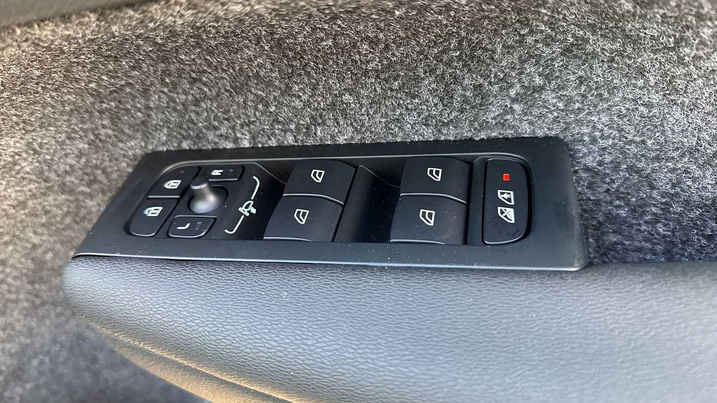 Volvo XC40 B3 Ultra, Mild hybrid, Petrol, Dark