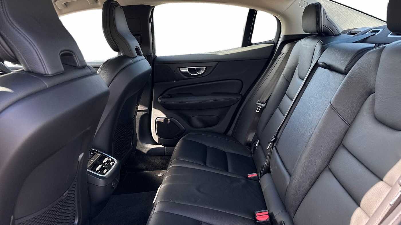 Volvo S60 B5 Plus, mild hybrid, Petrol, Dark