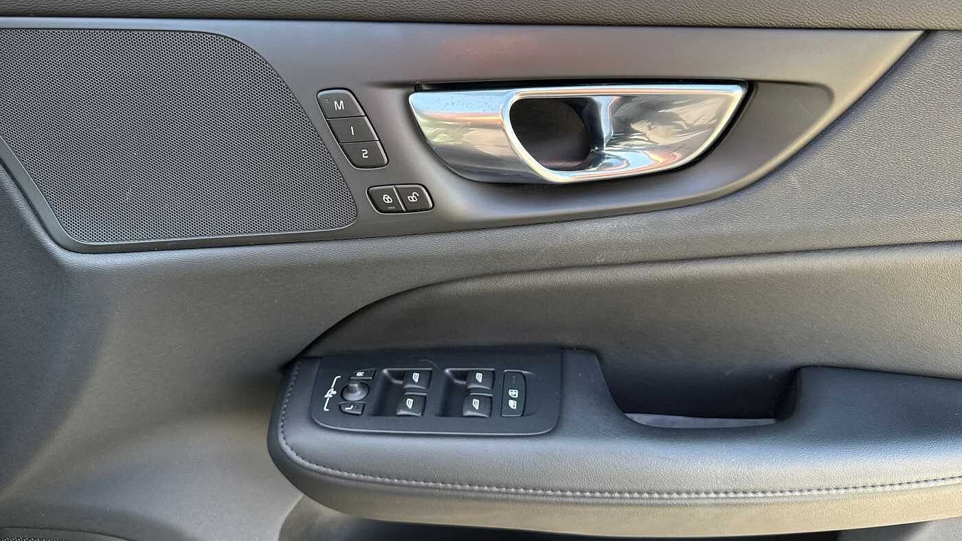 Volvo S60 B5 Plus, mild hybrid, Petrol, Dark