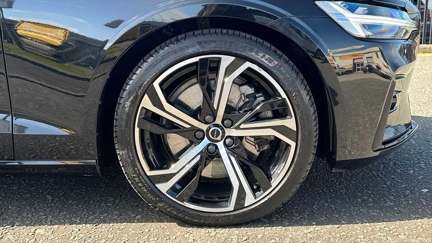 Volvo S60 B5 Plus, mild hybrid, Petrol, Dark