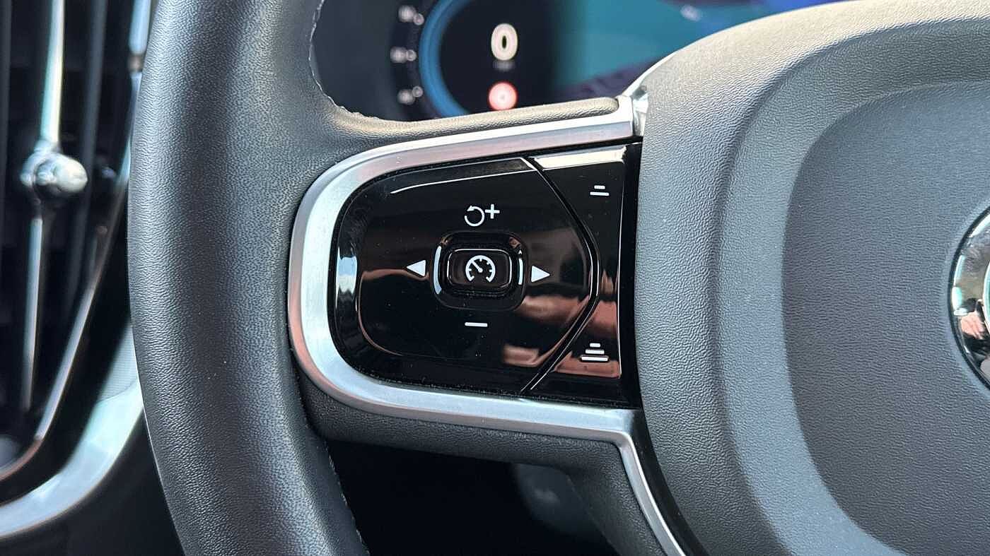 Volvo S60 B5 Plus, mild hybrid, Petrol, Dark