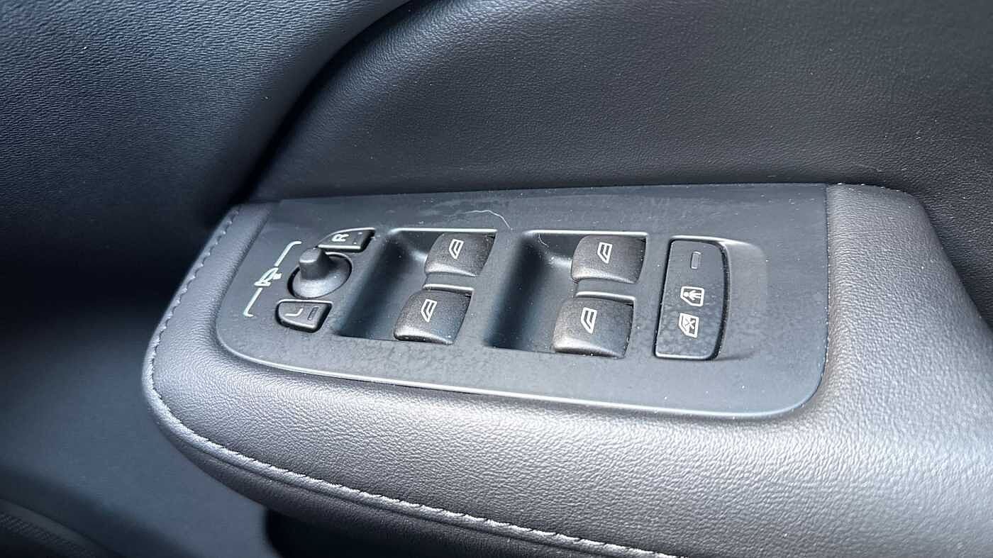 Volvo S60 B5 Plus, mild hybrid, Petrol, Dark