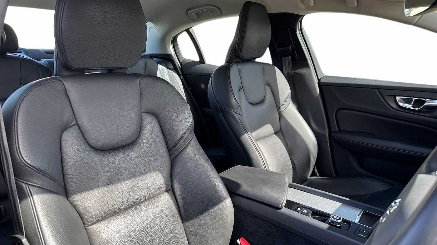 Volvo S60 B5 Plus, mild hybrid, Petrol, Dark