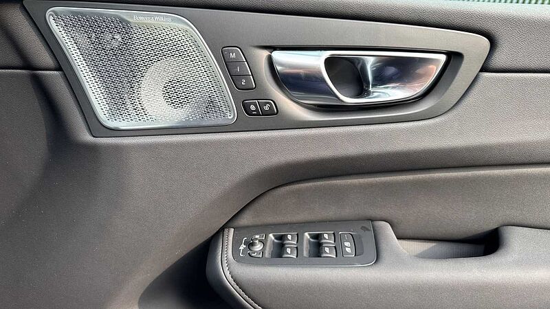 Volvo XC60 Ultra, T8 AWD Plug-in hybrid, Electric/Petrol, Dark