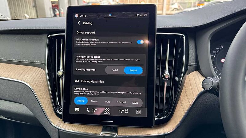 Volvo XC60 Ultra, T8 AWD Plug-in hybrid, Electric/Petrol, Dark