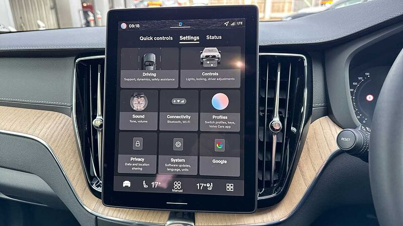 Volvo XC60 Ultra, T8 AWD Plug-in hybrid, Electric/Petrol, Dark