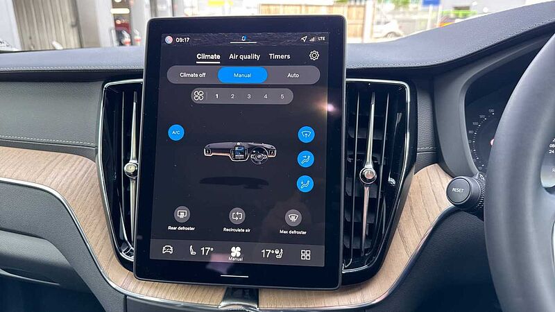 Volvo XC60 Ultra, T8 AWD Plug-in hybrid, Electric/Petrol, Dark