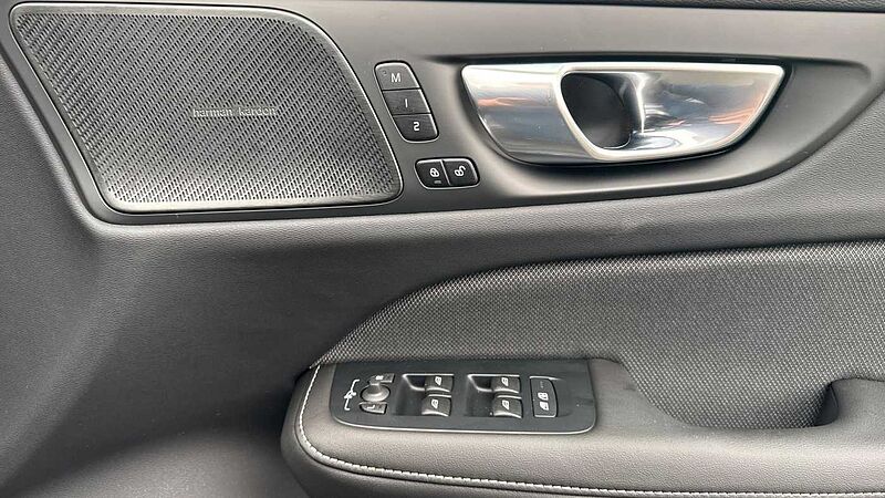 Volvo V60 T8 Ultra, AWD Plug-in hybrid, Electric/Petrol, Dark