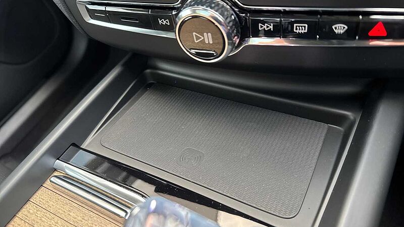 Volvo XC60 T8 Ultra, AWD Plug-in hybrid, Electric/Petrol, Dark