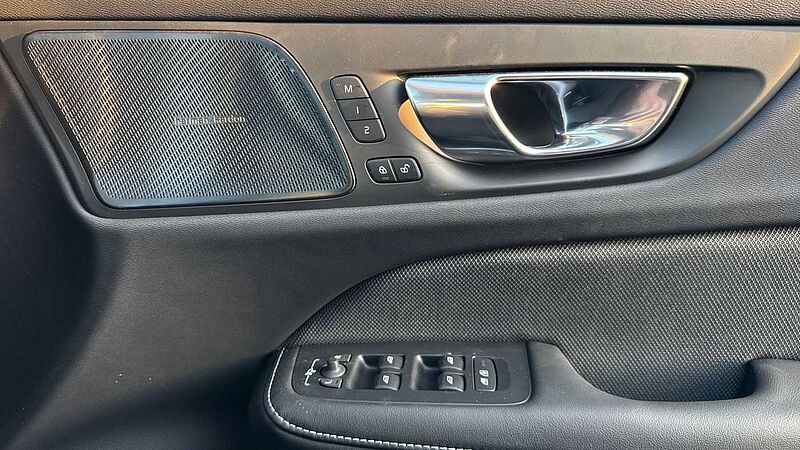 Volvo V60 T8 Ultra, AWD Plug-in hybrid, Electric/Petrol, Dark