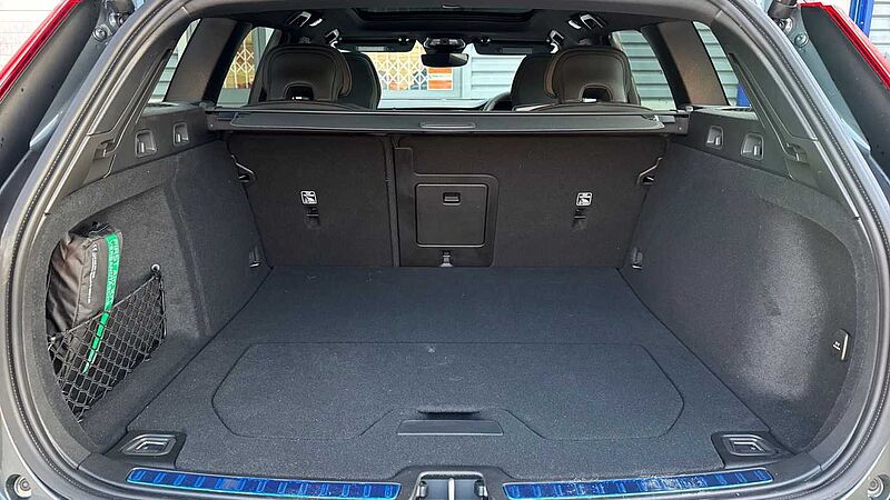 Volvo V60 T8 Ultra, AWD Plug-in hybrid, Electric/Petrol, Dark