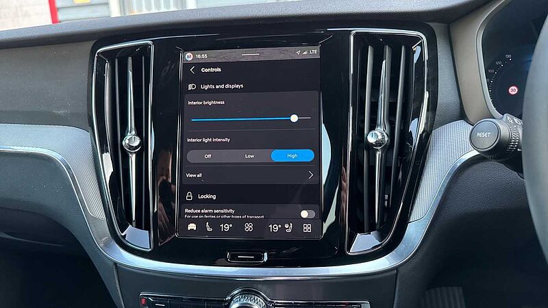 Volvo V60 T8 Ultra, AWD Plug-in hybrid, Electric/Petrol, Dark