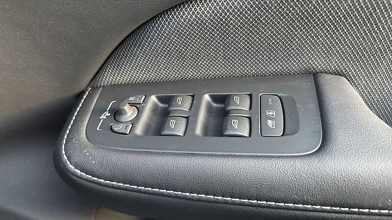 Volvo V60 T8 Ultra, AWD Plug-in hybrid, Electric/Petrol, Dark