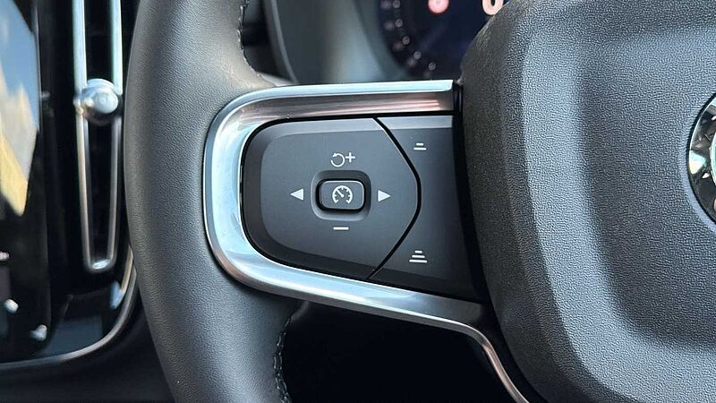 Volvo XC40 B3 Ultra, Mild hybrid, Petrol, Dark