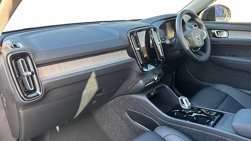 Volvo XC40 B3 Ultra, Mild hybrid, Petrol, Dark