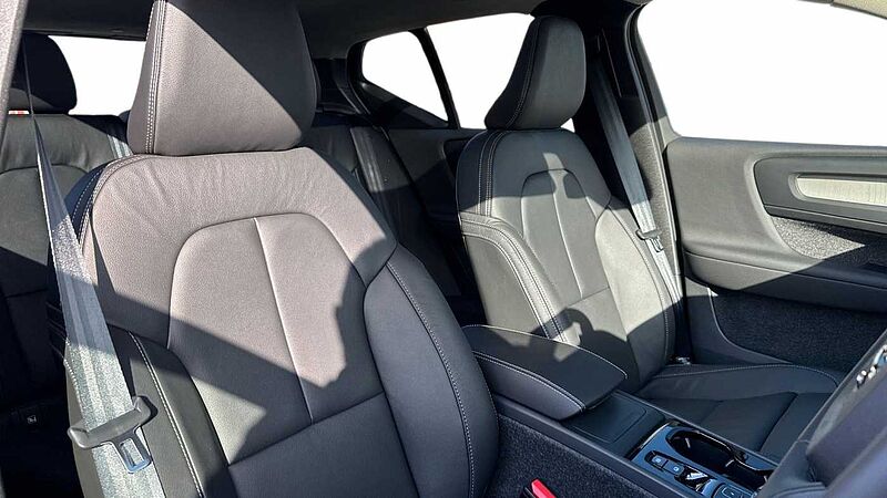 Volvo XC40 B3 Ultra, Mild hybrid, Petrol, Dark