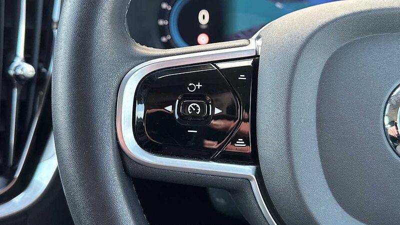 Volvo S60 B5 Plus, mild hybrid, Petrol, Dark