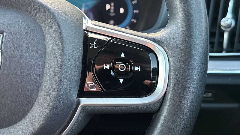 Volvo S60 B5 Plus, mild hybrid, Petrol, Dark