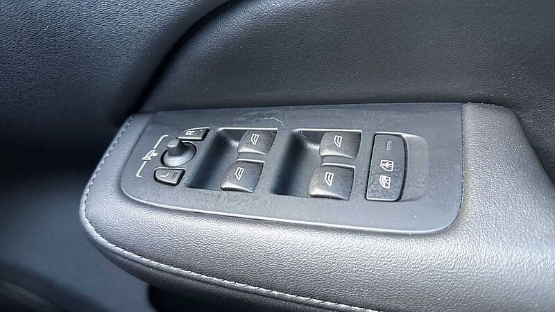 Volvo S60 B5 Plus, mild hybrid, Petrol, Dark