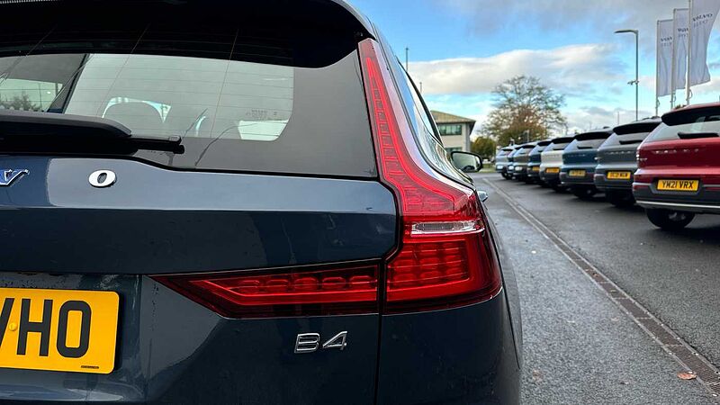 Volvo V60 B4 Plus, Mild hybrid, Petrol, Dark