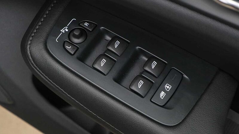 Volvo V60 T8 Ultra, AWD Plug-in hybrid, Electric/Petrol, Dark