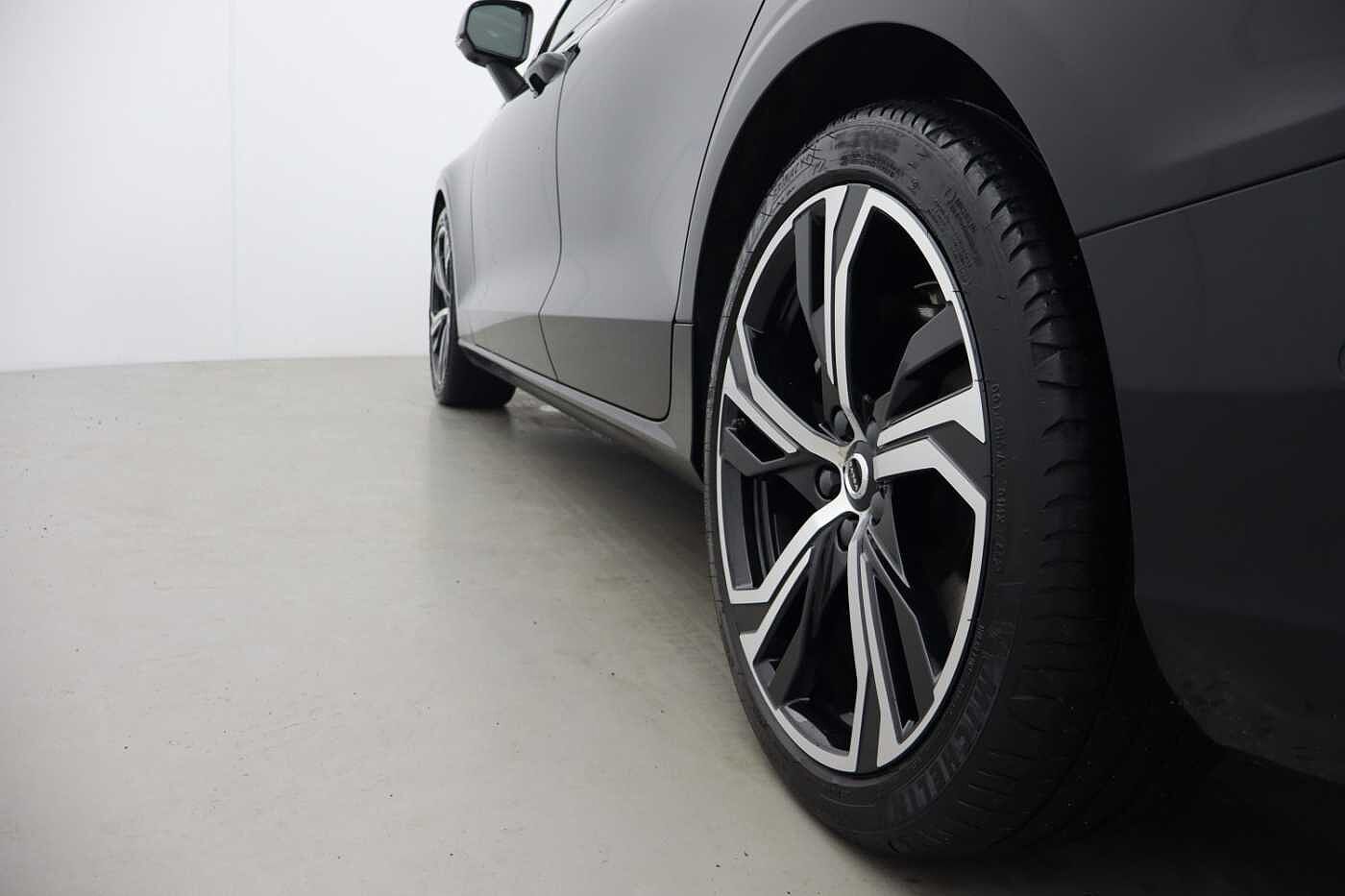 Volvo S60 Plus, B5 AWD Mild hybrid, Petrol, Dark