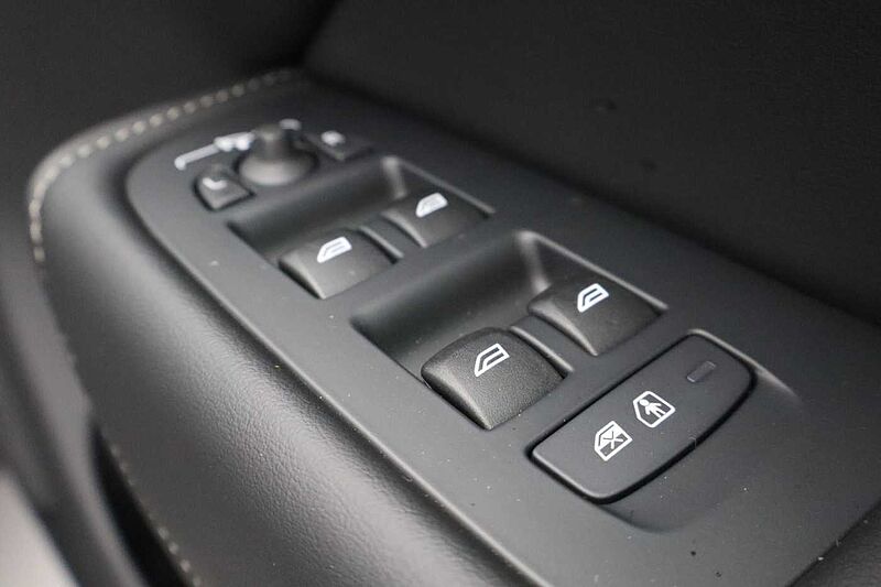 Volvo XC60 Black Edition Ultra, T8 AWD Plug-in hybrid, Electric/Petrol