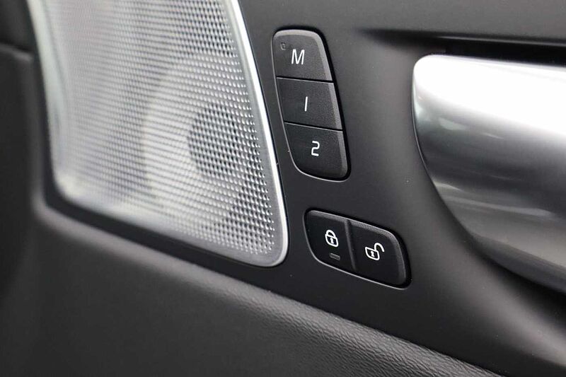Volvo XC60 Black Edition Ultra, T8 AWD Plug-in hybrid, Electric/Petrol