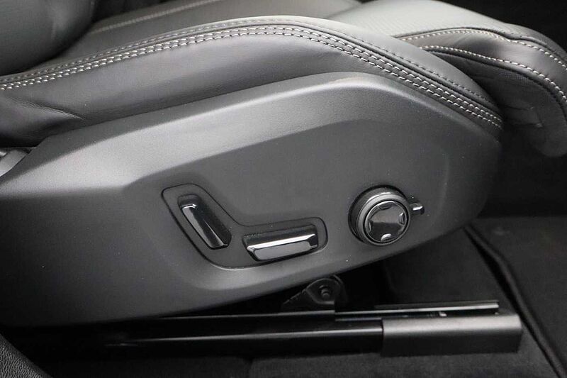 Volvo XC60 Black Edition Ultra, T8 AWD Plug-in hybrid, Electric/Petrol