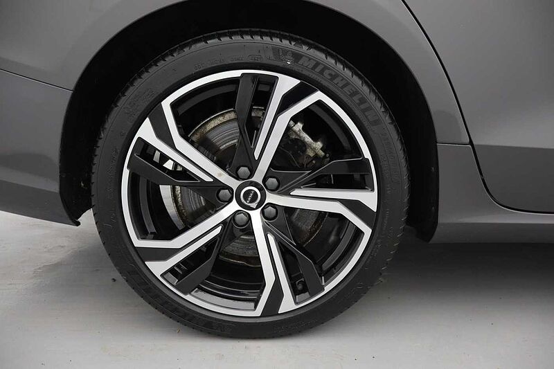 Volvo S60 Plus, B5 mild hybrid, Petrol, Dark