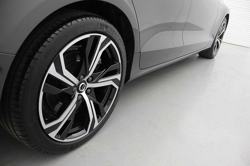 Volvo S60 Plus, B5 mild hybrid, Petrol, Dark