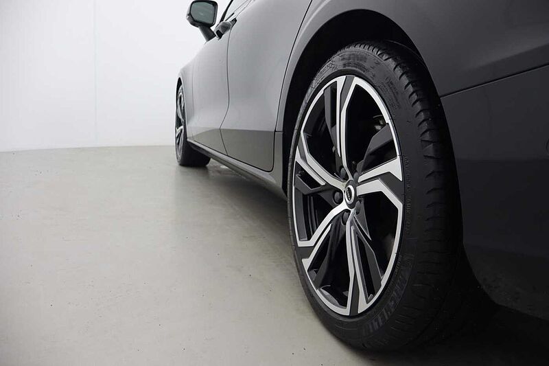 Volvo S60 Plus, B5 AWD Mild hybrid, Petrol, Dark