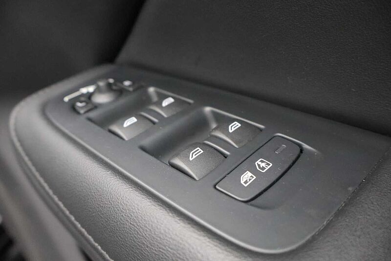 Volvo S60 Plus, B5 AWD Mild hybrid, Petrol, Dark
