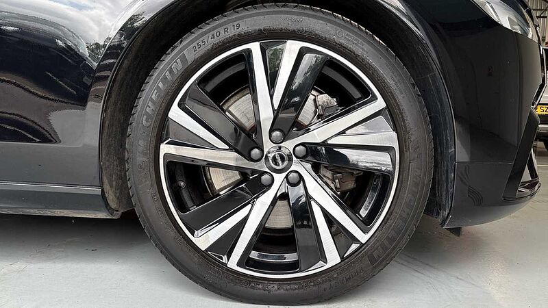 Volvo S90 Recharge R-Design, T8 AWD plug-in(Rear Camera-19'Alloys-Tinted Windows)