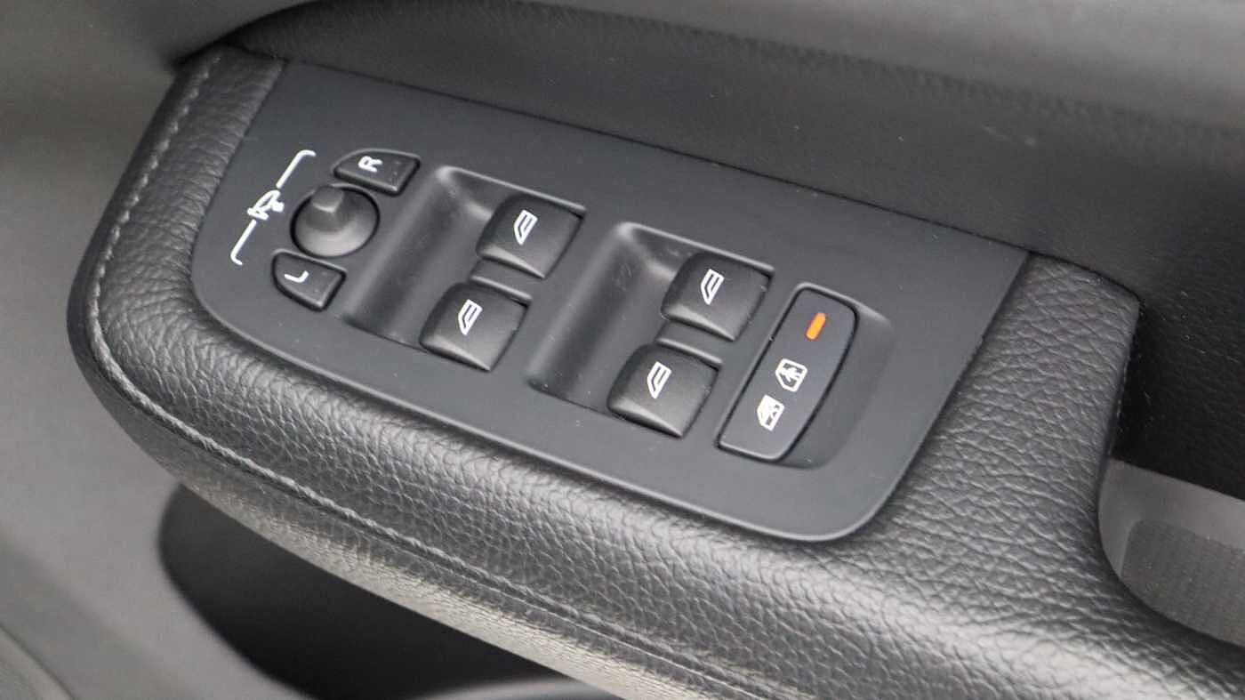 Volvo V60 B5 (P) AWD Pro (Driver Assist pack, Climate Pack, Tinted Windows)