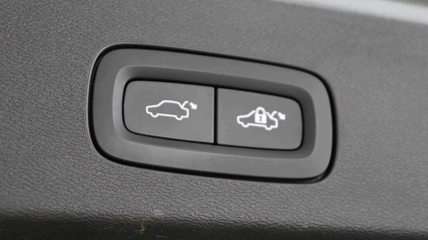 Volvo V60 B5 (P) AWD Pro (Driver Assist pack, Climate Pack, Tinted Windows)