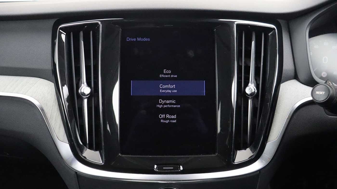 Volvo V60 B5 (P) AWD Pro (Driver Assist pack, Climate Pack, Tinted Windows)