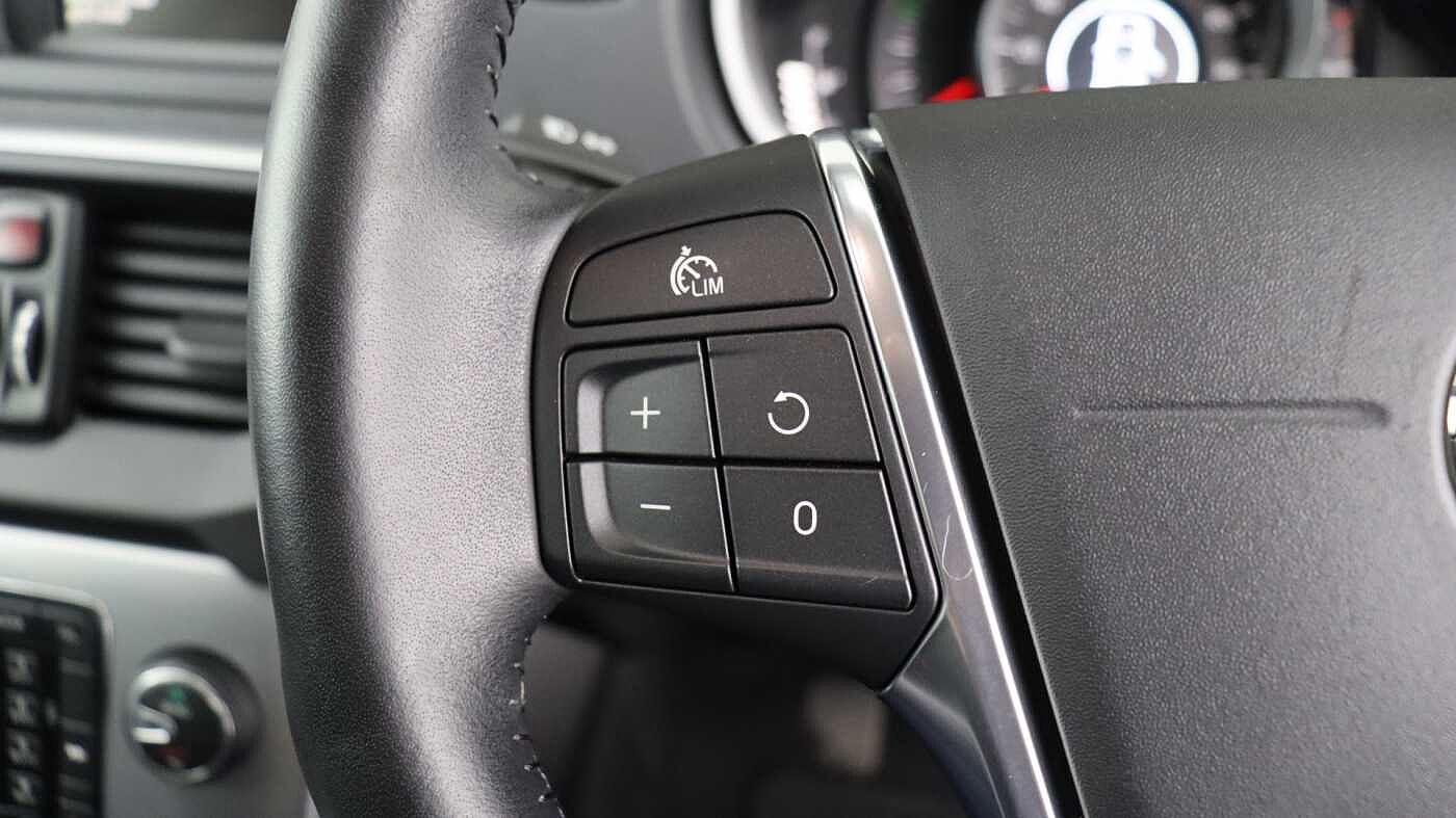 Volvo V40 Cross Country D2 Manual (Winter Pack, Heated Seats, City Safety, Bluetooth, )