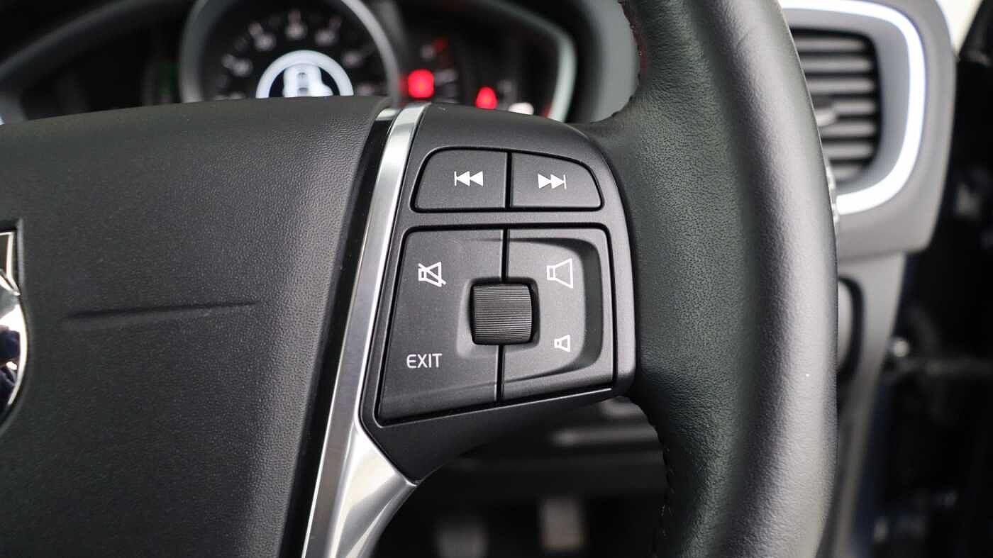 Volvo V40 Cross Country D2 Manual (Winter Pack, Heated Seats, City Safety, Bluetooth, )