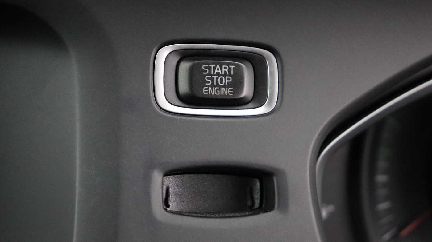 Volvo V40 Cross Country D2 Manual (Winter Pack, Heated Seats, City Safety, Bluetooth, )