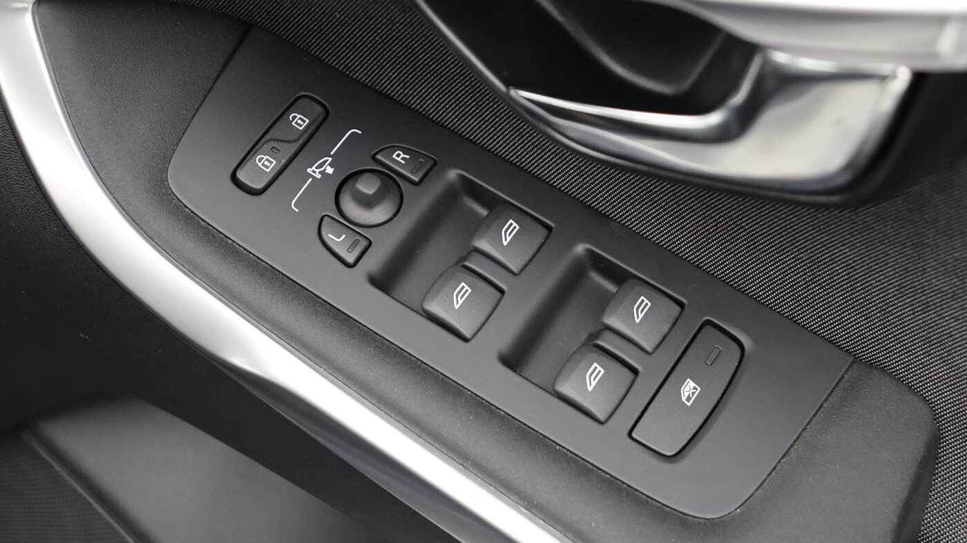 Volvo V40 Cross Country D2 Manual (Winter Pack, Heated Seats, City Safety, Bluetooth, )