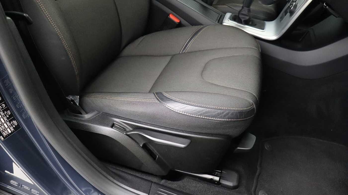 Volvo V40 Cross Country D2 Manual (Winter Pack, Heated Seats, City Safety, Bluetooth, )