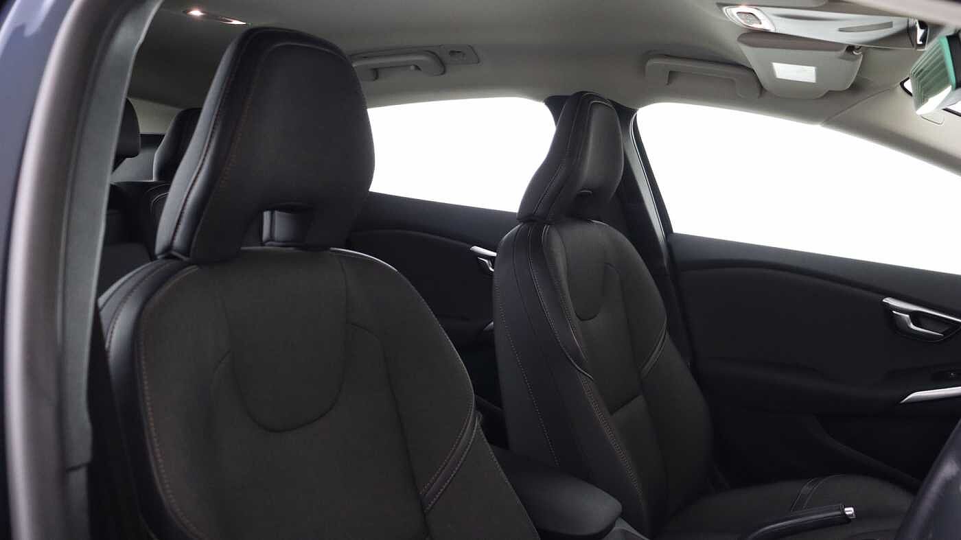 Volvo V40 Cross Country D2 Manual (Winter Pack, Heated Seats, City Safety, Bluetooth, )