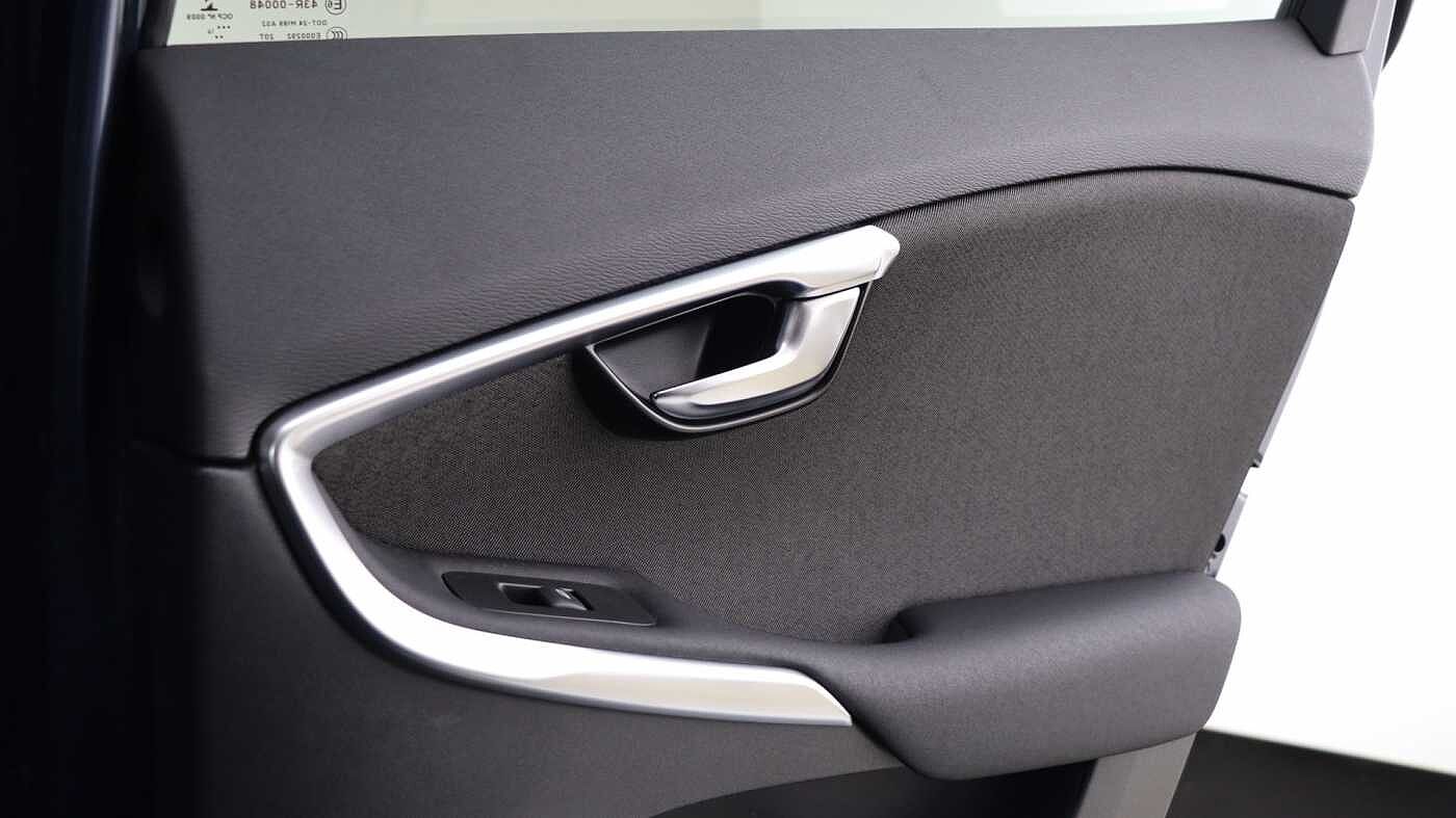 Volvo V40 Cross Country D2 Manual (Winter Pack, Heated Seats, City Safety, Bluetooth, )