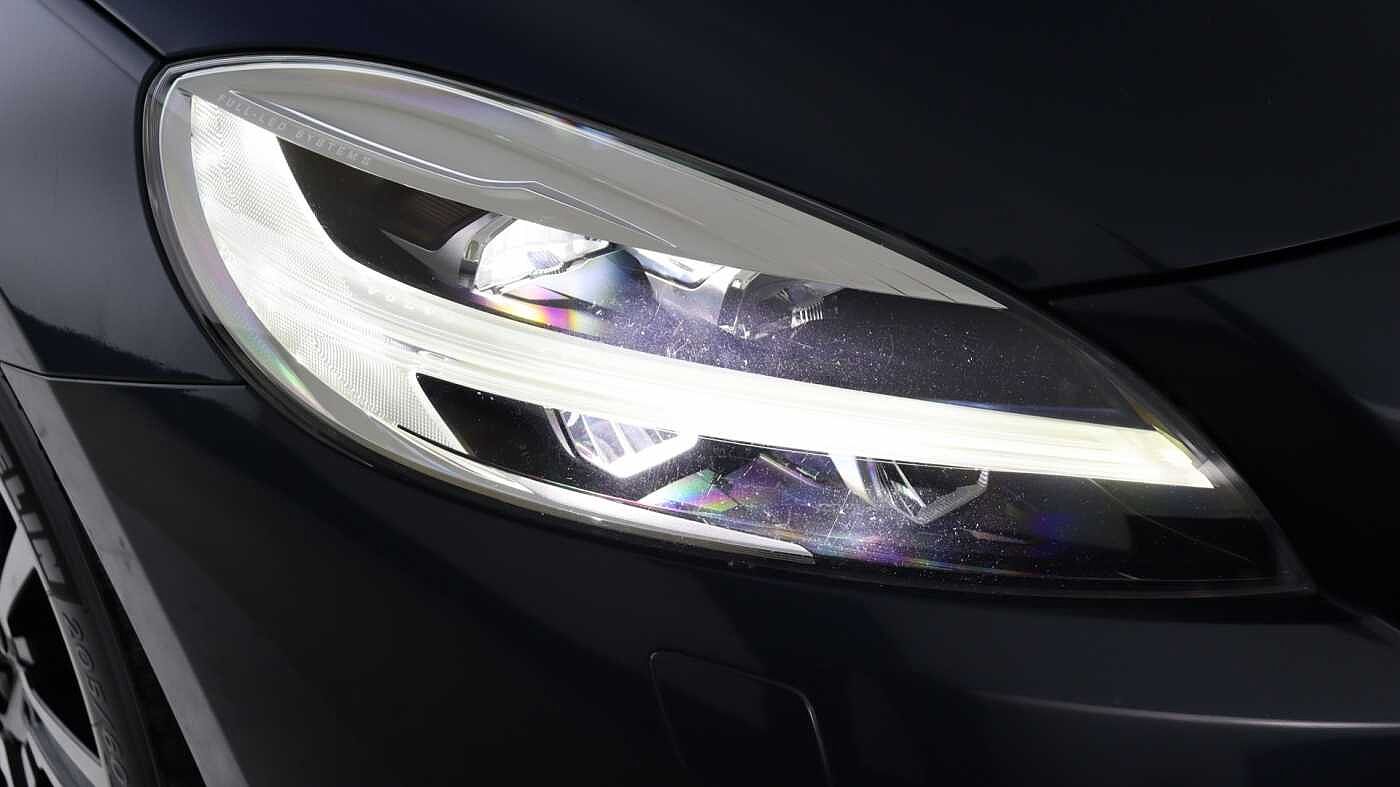 Volvo V40 Cross Country D2 Manual (Winter Pack, Heated Seats, City Safety, Bluetooth, )