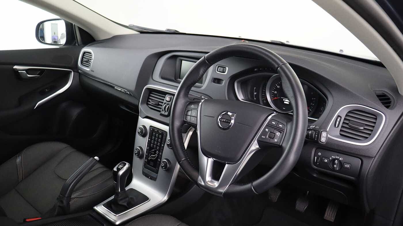 Volvo V40 Cross Country D2 Manual (Winter Pack, Heated Seats, City Safety, Bluetooth, )